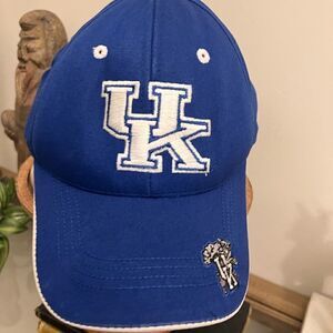 Starter Men’s University Of Kentucky Wildcats adjustable hat.